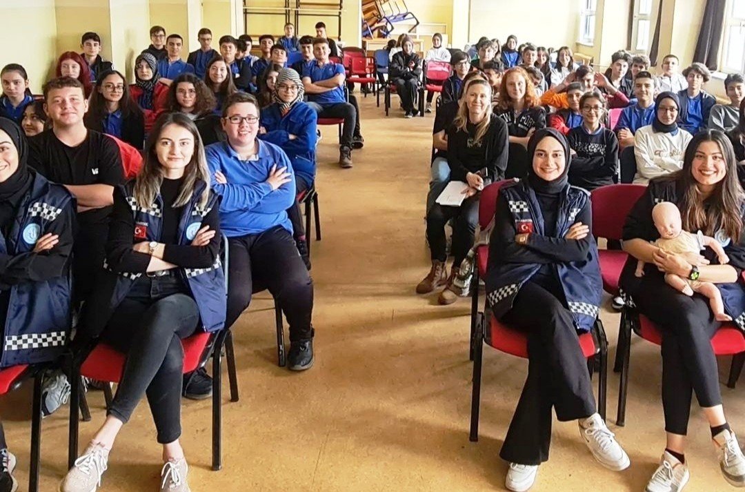 Gediz SHMYO öğrencilerinden fen lisesi öğrencilerine temel yaşam desteği eğitimi