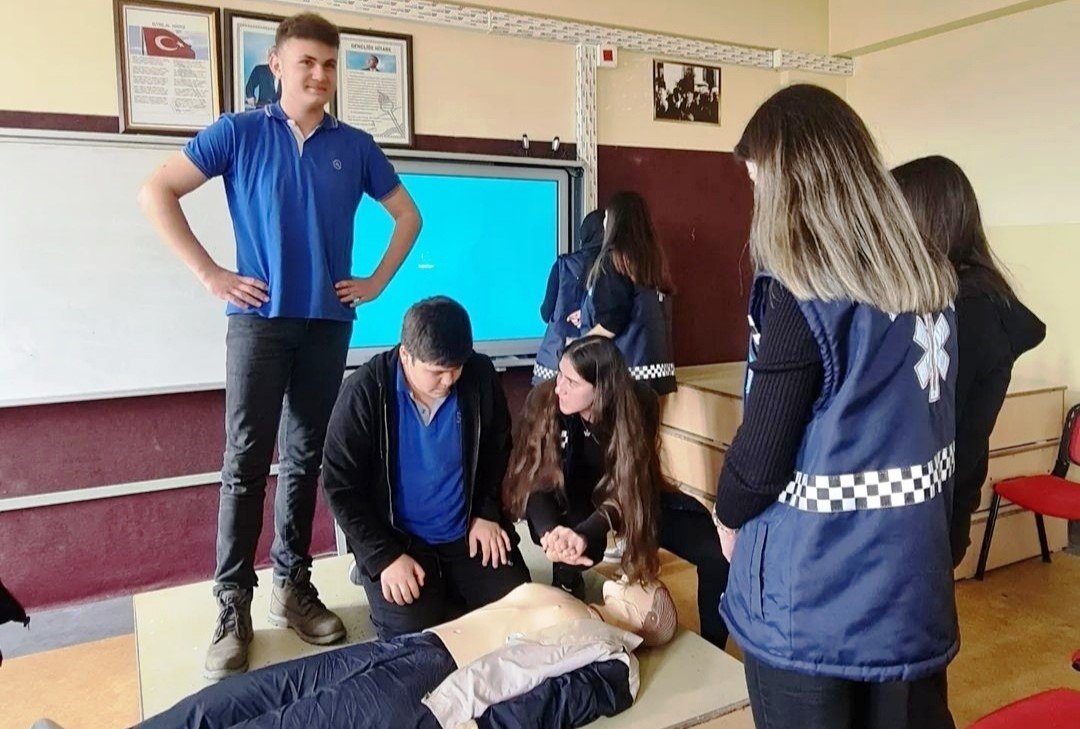 Gediz SHMYO öğrencilerinden fen lisesi öğrencilerine temel yaşam desteği eğitimi