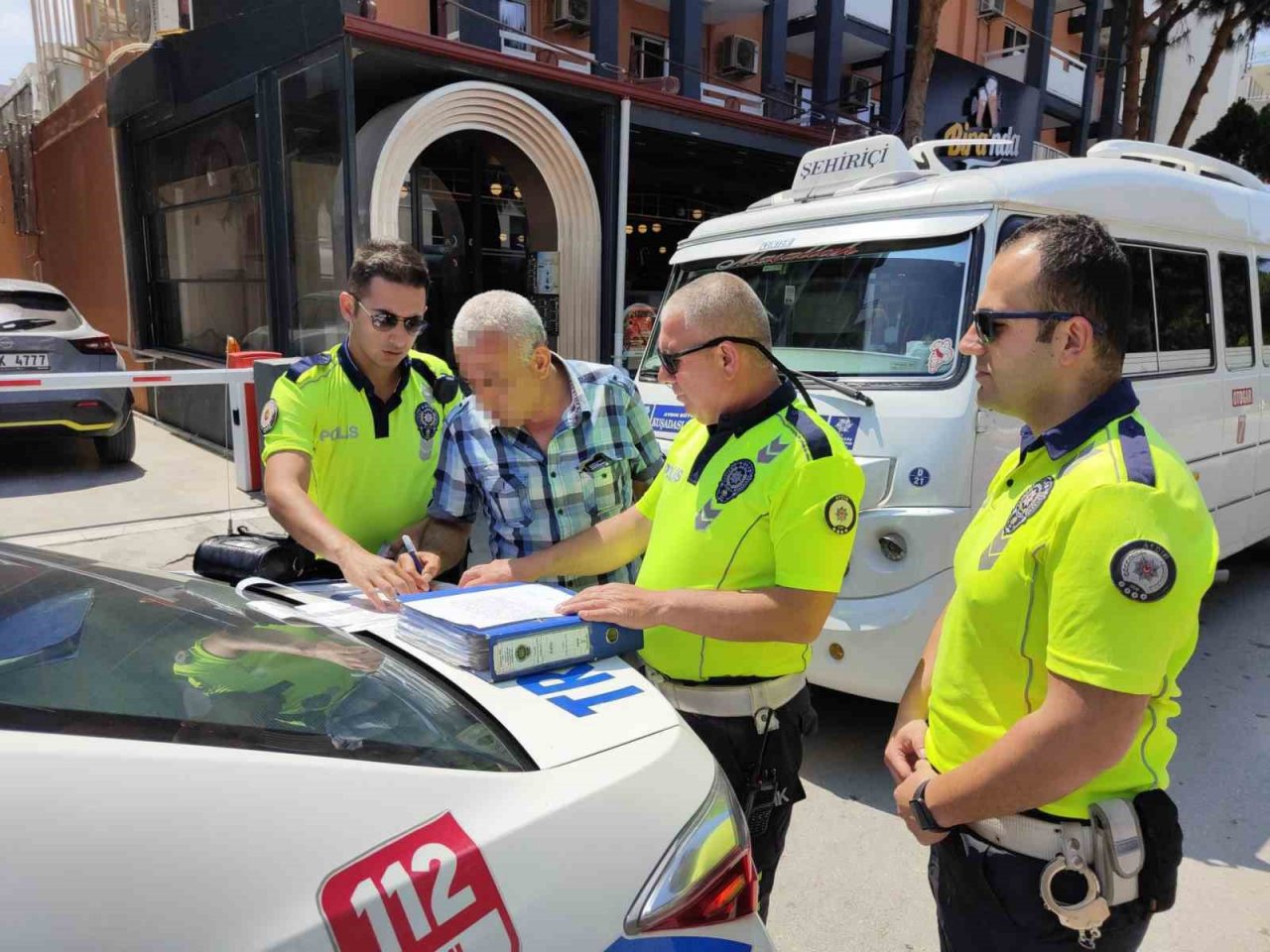 Yolcu dolu minibüsün şoförü alkollü çıktı, gözaltına alındı