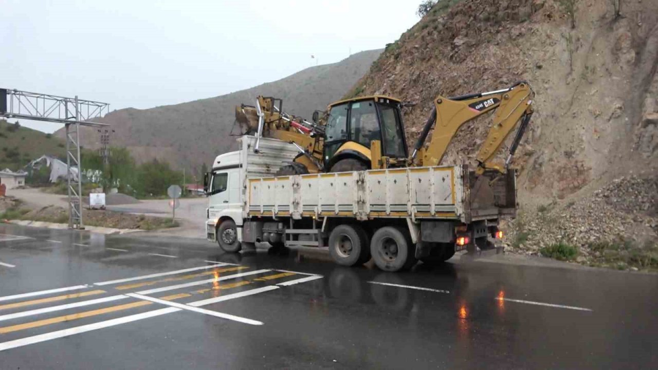 Yüksekliği hesaplayamayan iş makinesi yüklü kamyon uyarı tabelasını devirdi