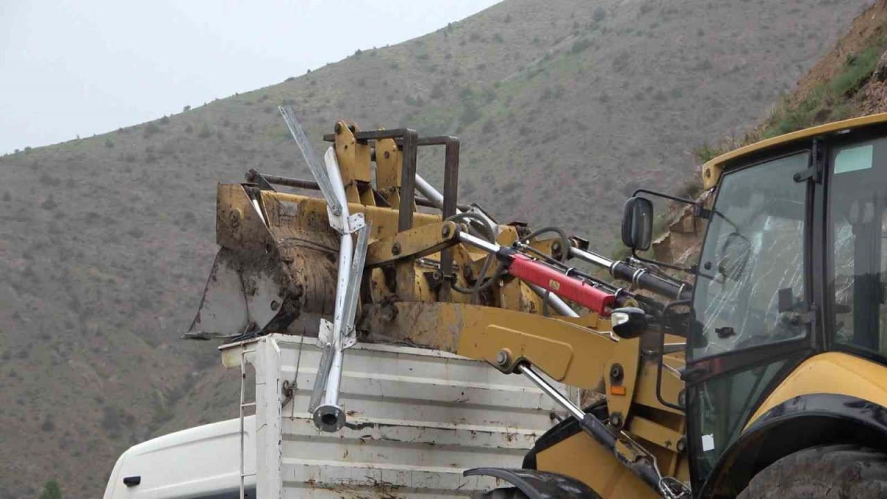 Yüksekliği hesaplayamayan iş makinesi yüklü kamyon uyarı tabelasını devirdi