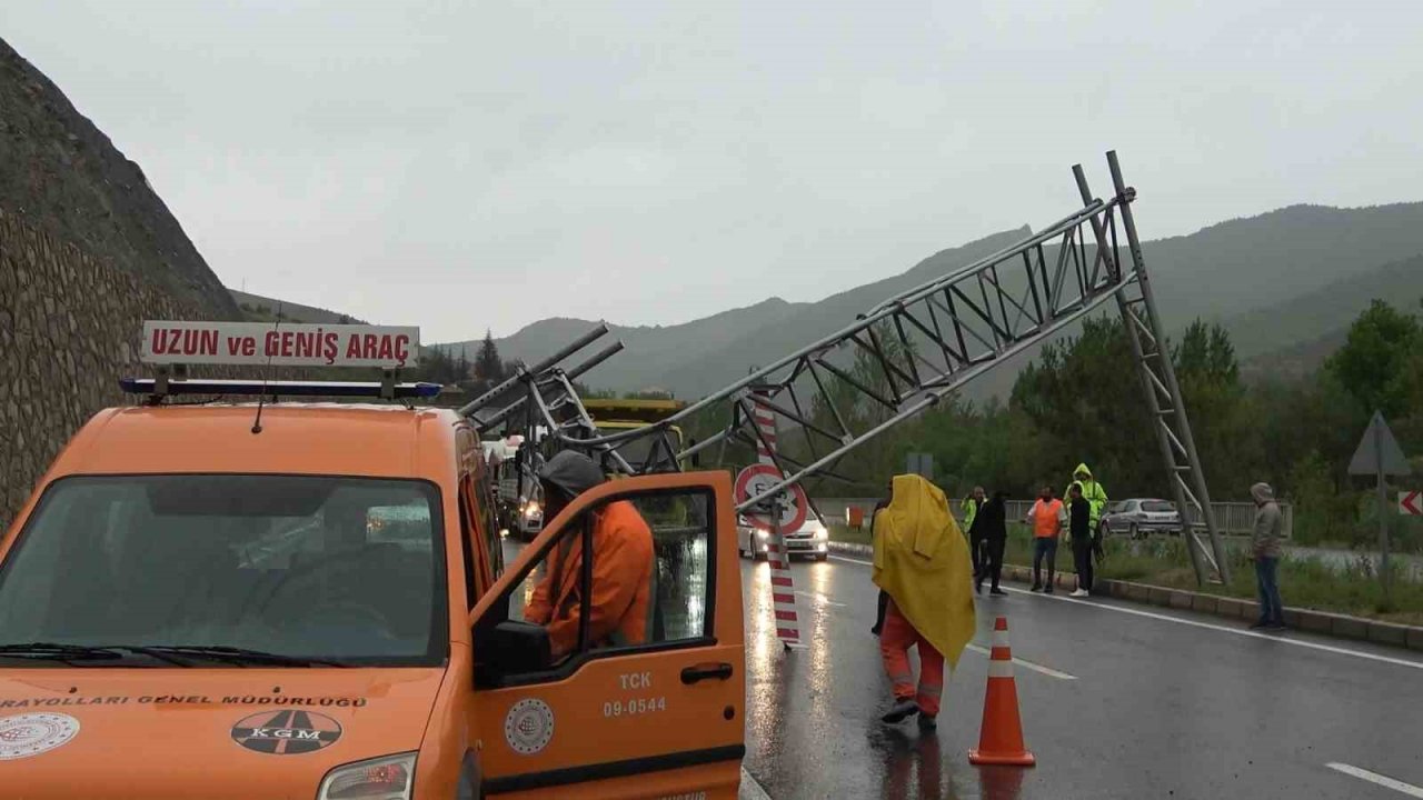 Yüksekliği hesaplayamayan iş makinesi yüklü kamyon uyarı tabelasını devirdi