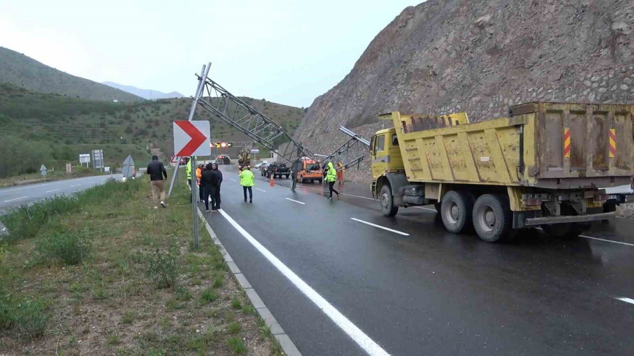 Yüksekliği hesaplayamayan iş makinesi yüklü kamyon uyarı tabelasını devirdi