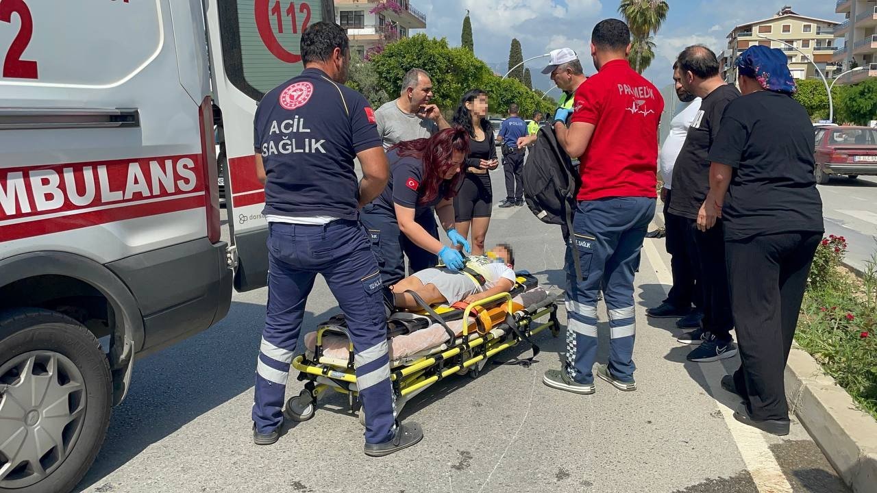 Genç kız, kazada yaralanan 9 yaşındaki çocuğun yanından bir an olsun ayrılmadı