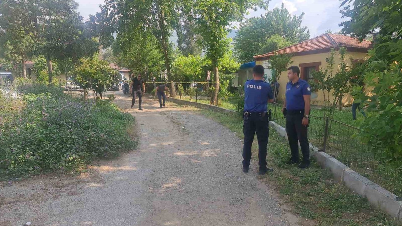 Tartıştığı emekli doktoru başından vurdu