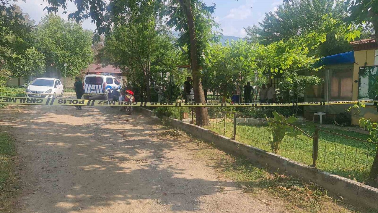 Tartıştığı emekli doktoru başından vurdu