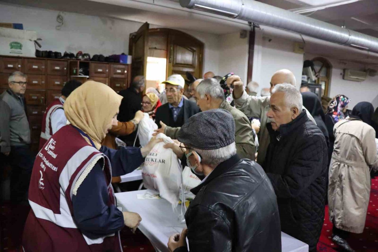 İzmit Belediyesi hacı adaylarını hediyelerle uğurladı