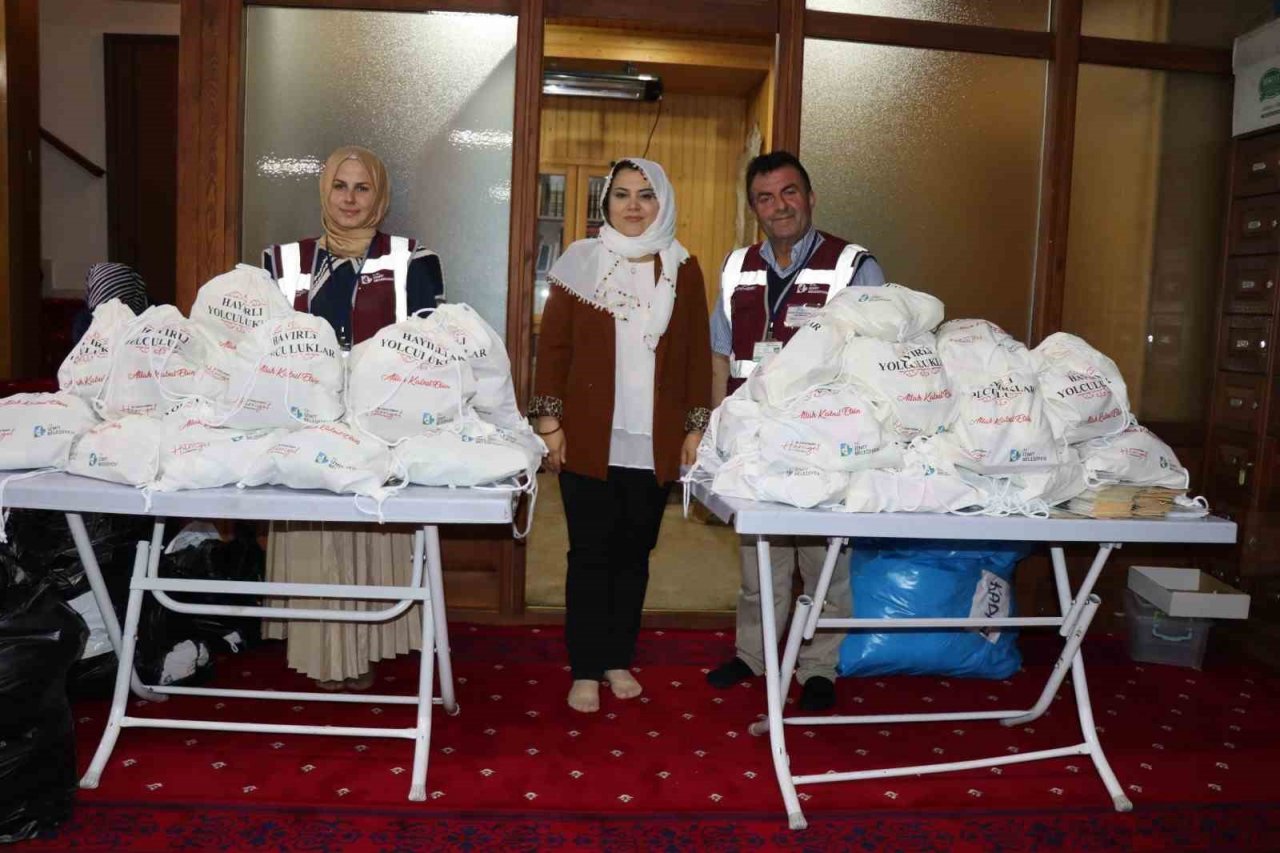 İzmit Belediyesi hacı adaylarını hediyelerle uğurladı