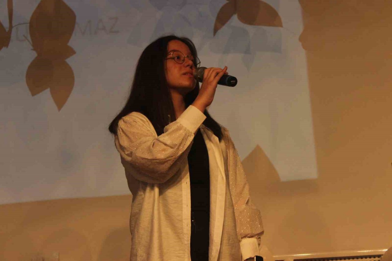 Ortaokul öğrencilerinin şiirleri duygulandırdı