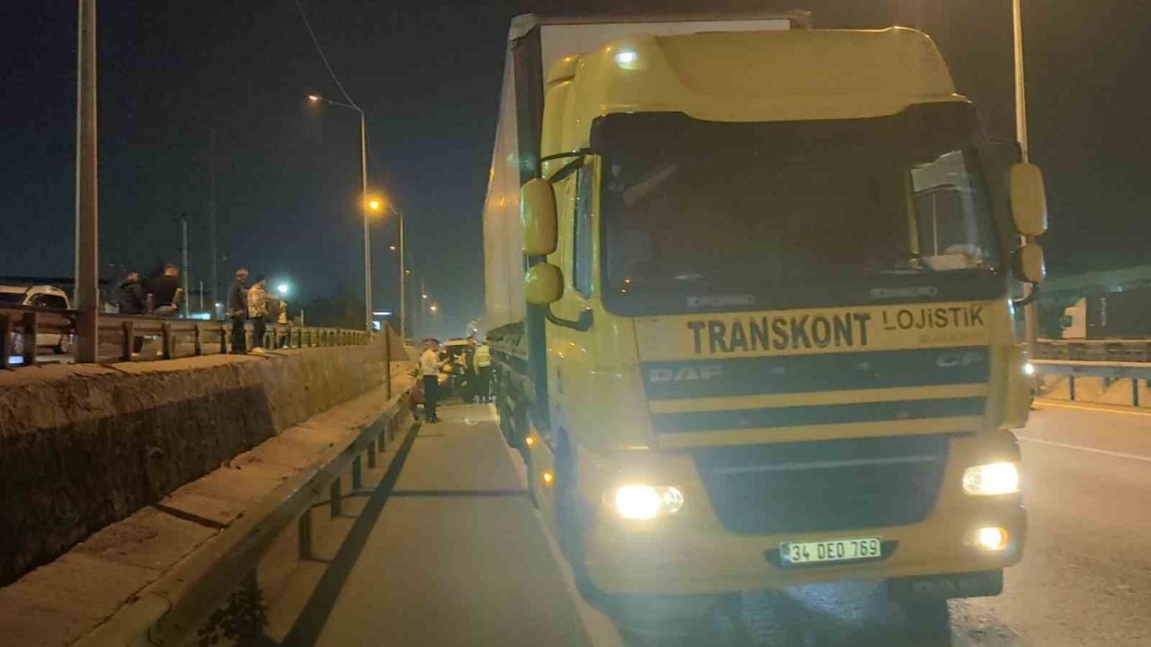 Motosiklet tıra ok gibi saplandı: Motokurye hayatını kaybetti