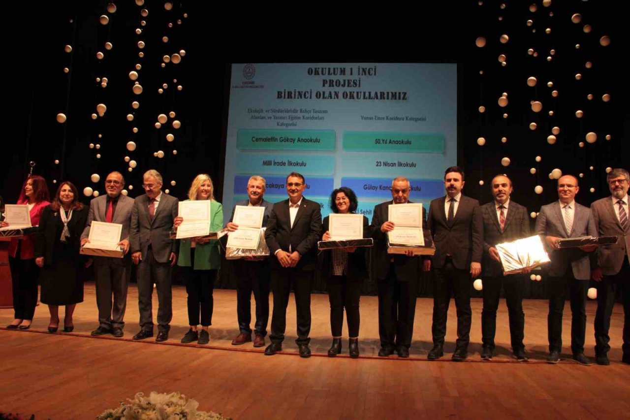 Bakan Dönmez; “Eskişehir’imizde de 20 yılda eğitim alanında 800 milyon liralık bir yatırım yapmış”