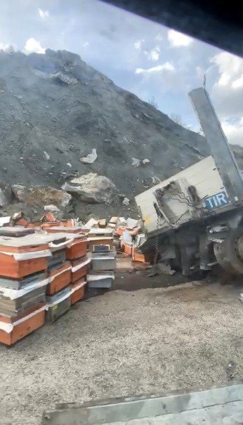 Kovan yüklü tır ile minibüs çarpıştı: 3 yaralı