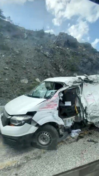 Kovan yüklü tır ile minibüs çarpıştı: 3 yaralı