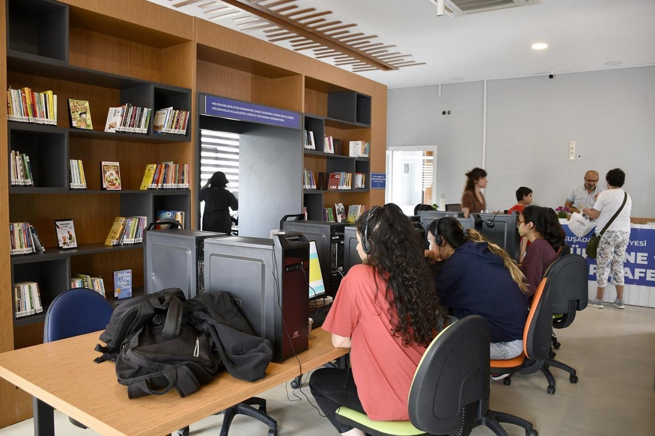 Kuşadası’ndaki Kütüphane ve Kitap Kafe her yaştan vatandaşa hitap ediyor