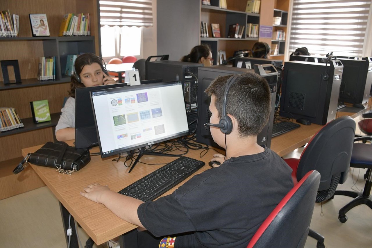 Kuşadası’ndaki Kütüphane ve Kitap Kafe her yaştan vatandaşa hitap ediyor