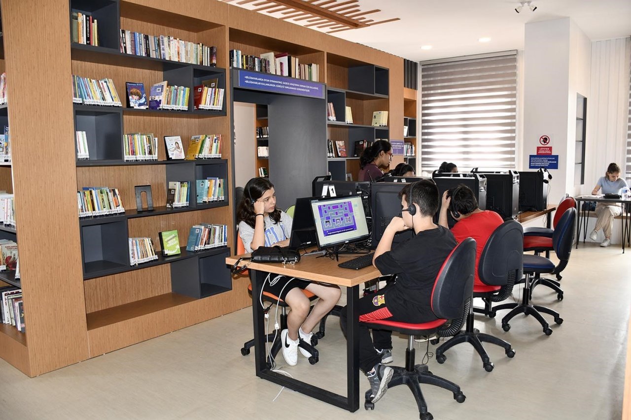 Kuşadası’ndaki Kütüphane ve Kitap Kafe her yaştan vatandaşa hitap ediyor