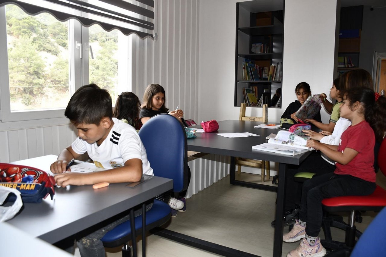 Kuşadası’ndaki Kütüphane ve Kitap Kafe her yaştan vatandaşa hitap ediyor