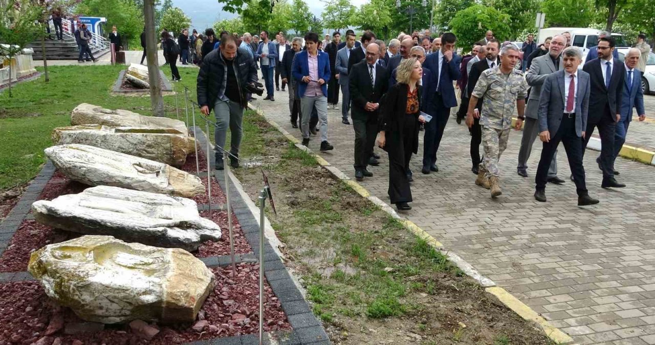 Açık alanda yeni eserlerin de eklendiği DPÜ Müzesi düzenlenen törenle hizmete sunuldu