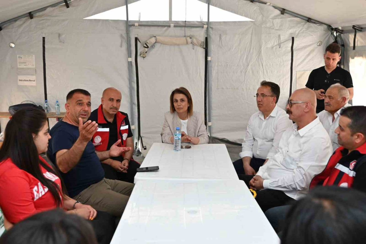 Vali Becel ve Başkan Savran, depremzede çocuklarla bir araya geldi