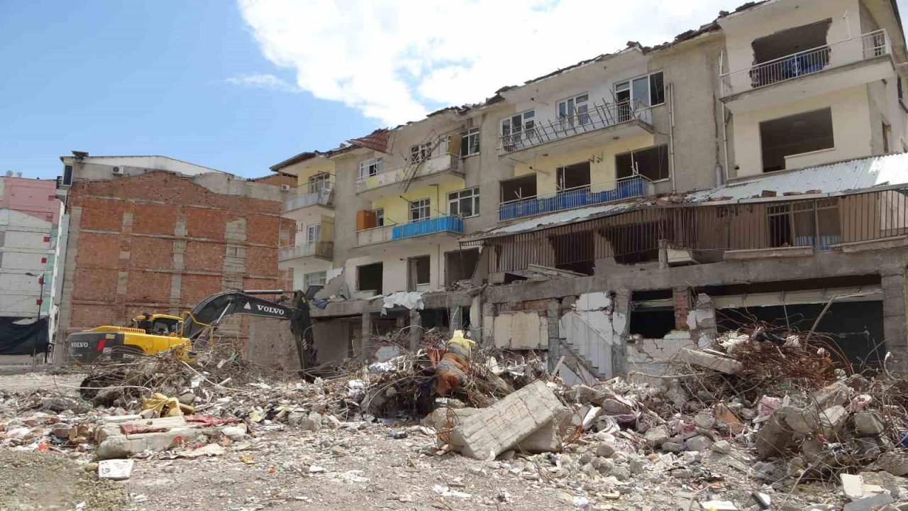 Depremde enkaza dönen Niyazi Mahallesi TOKİ ile ayağa kalkacak