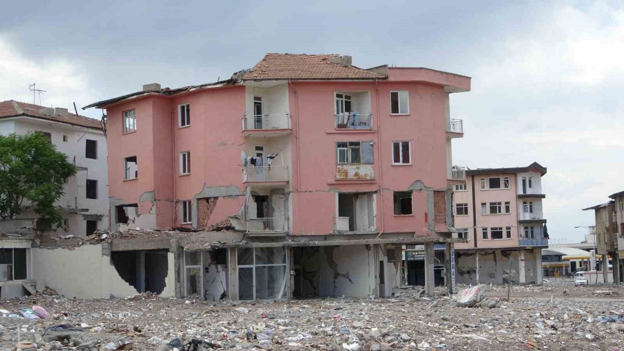 Depremde enkaza dönen Niyazi Mahallesi TOKİ ile ayağa kalkacak