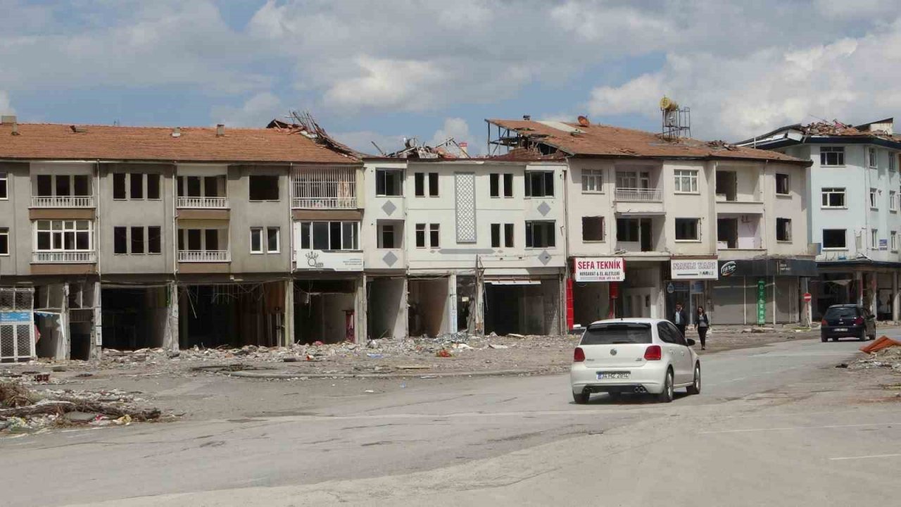 Depremde enkaza dönen Niyazi Mahallesi TOKİ ile ayağa kalkacak