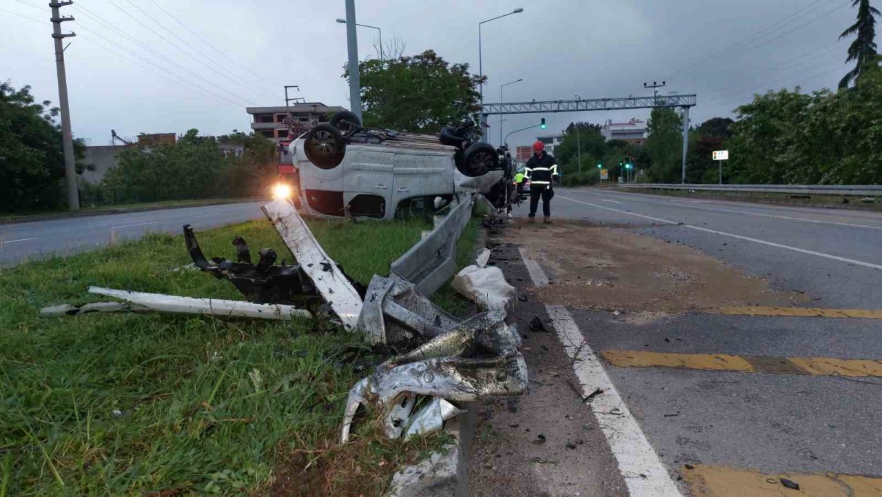 Bariyere çarpan hafif ticari araç takla attı: 1’i ağır 2 yaralı