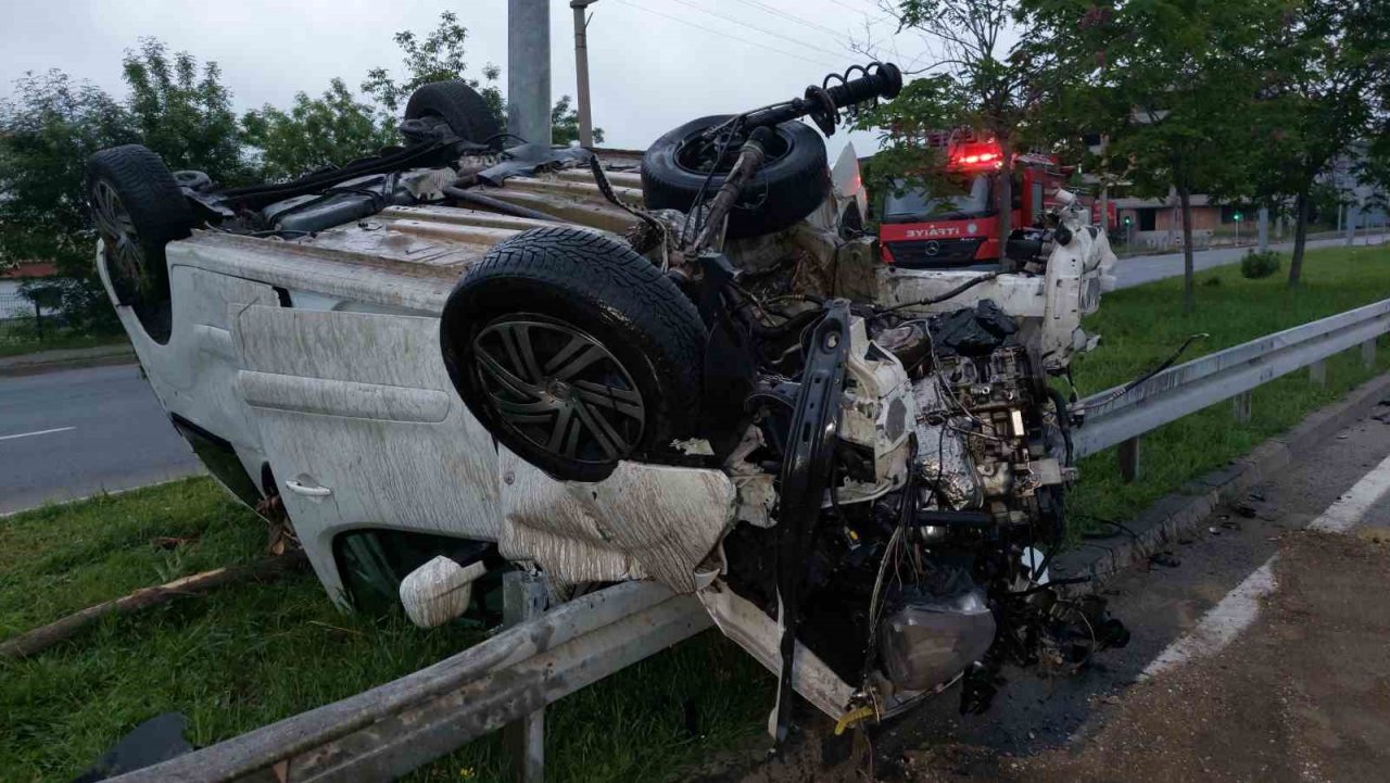 Bariyere çarpan hafif ticari araç takla attı: 1’i ağır 2 yaralı