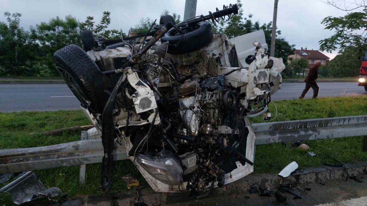 Bariyere çarpan hafif ticari araç takla attı: 1’i ağır 2 yaralı
