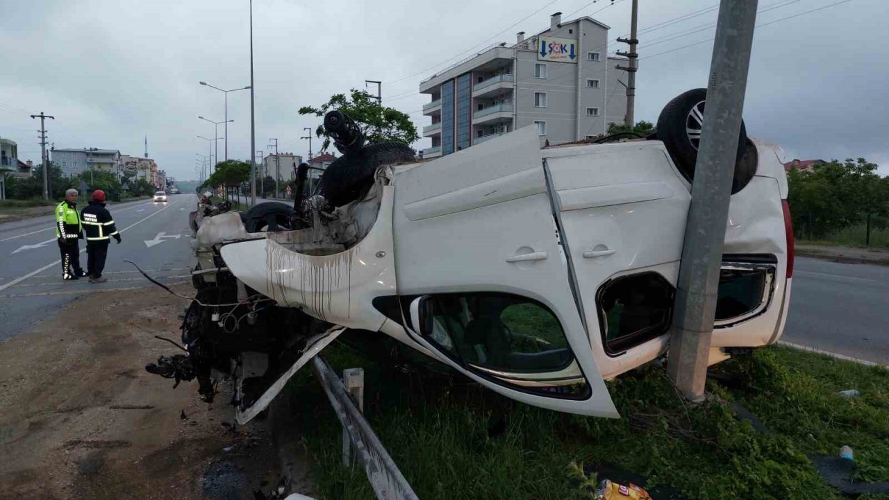 Bariyere çarpan hafif ticari araç takla attı: 1’i ağır 2 yaralı