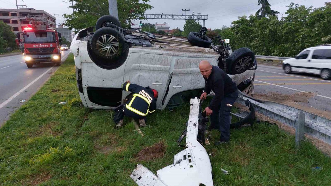 Bariyere çarpan hafif ticari araç takla attı: 1’i ağır 2 yaralı