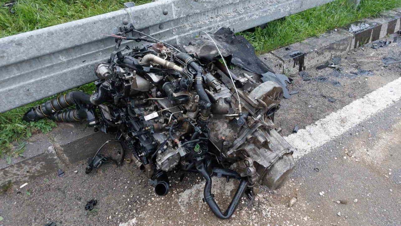 Bariyere çarpan hafif ticari araç takla attı: 1’i ağır 2 yaralı