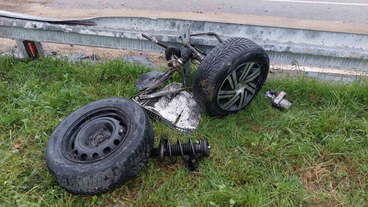 Bariyere çarpan hafif ticari araç takla attı: 1’i ağır 2 yaralı