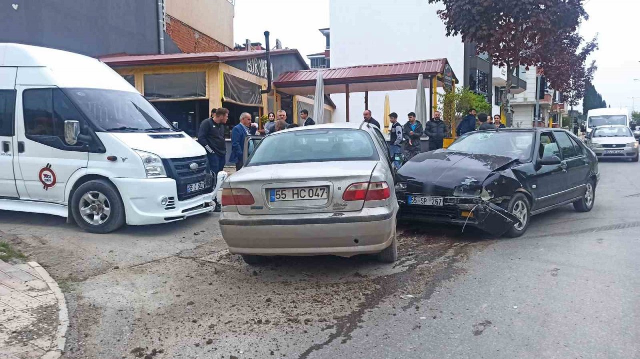 Bafra’da iki otomobil çarpıştı: 2 yaralı