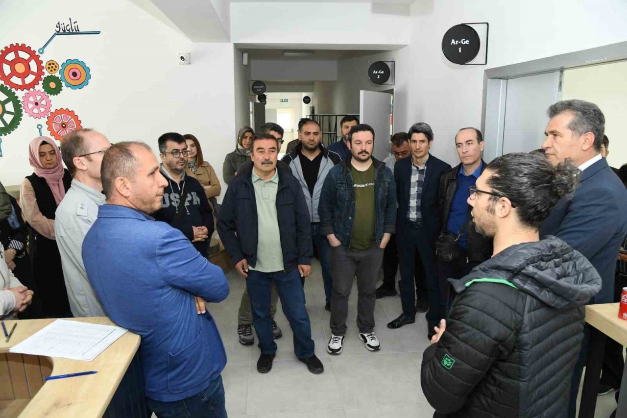 Siber Isparta Gençlik Merkezi öğretmenlere tanıtıldı