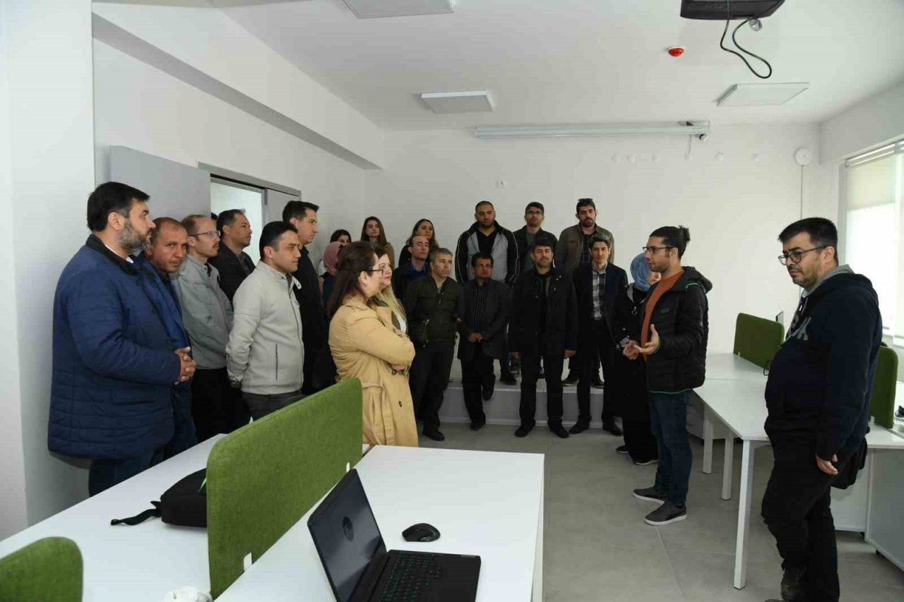 Siber Isparta Gençlik Merkezi öğretmenlere tanıtıldı