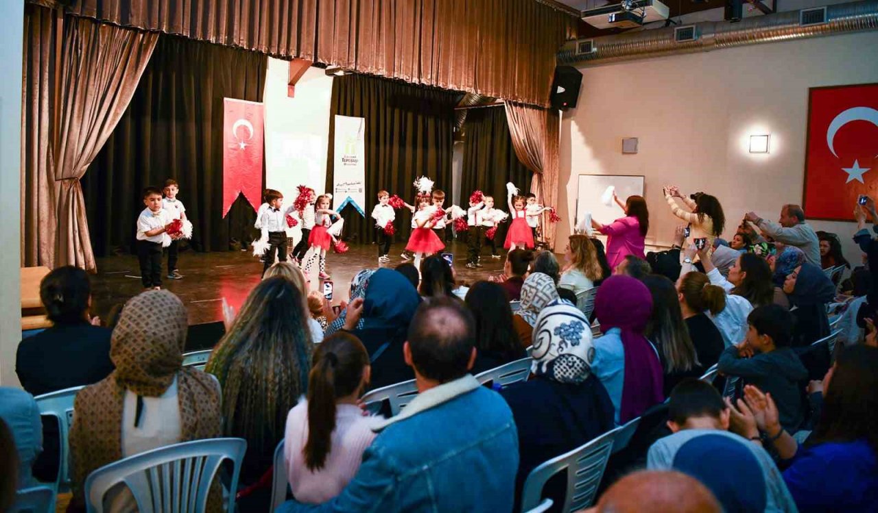 Miniklerin yılsonu gösterisi büyük beğeni topladı