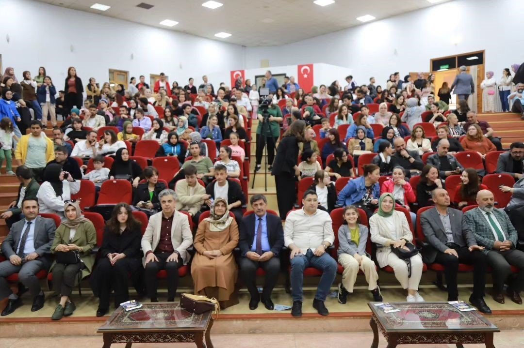 “Uçuşa Hazırız” adlı tiyatro oyunu sahnelendi