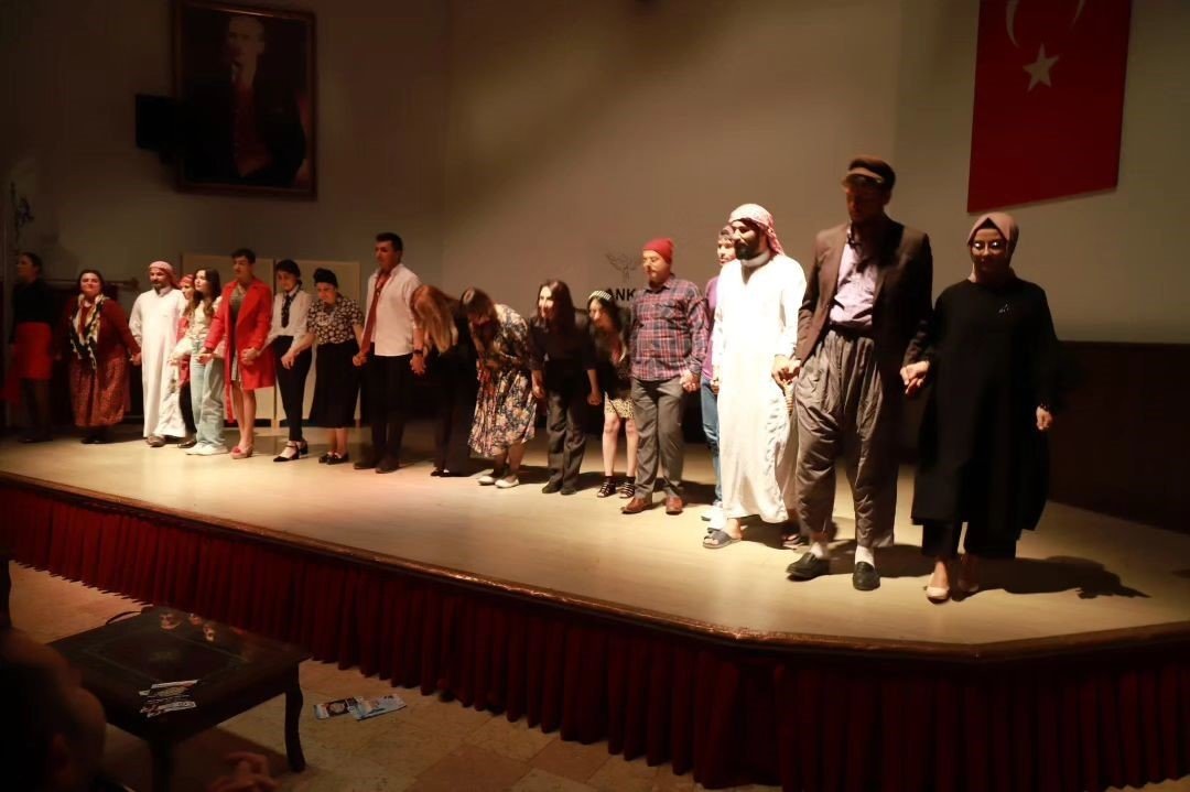 “Uçuşa Hazırız” adlı tiyatro oyunu sahnelendi