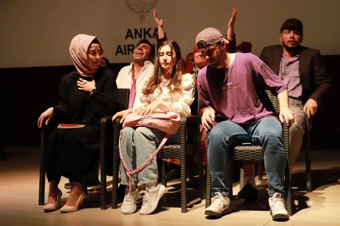 “Uçuşa Hazırız” adlı tiyatro oyunu sahnelendi