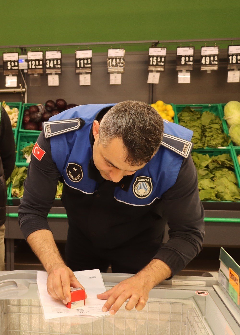 Yalova’da zabıta hal ve market fiyatları arasındaki farkı denetledi