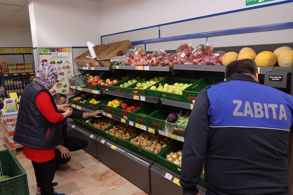 Yalova’da zabıta hal ve market fiyatları arasındaki farkı denetledi