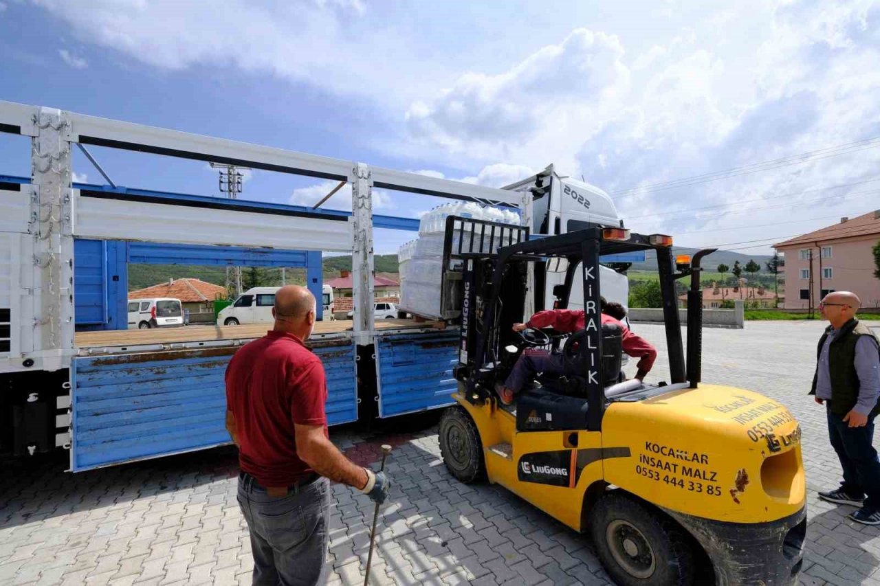 Akdağmadeni’nden deprem bölgesine yardımlar sürüyor