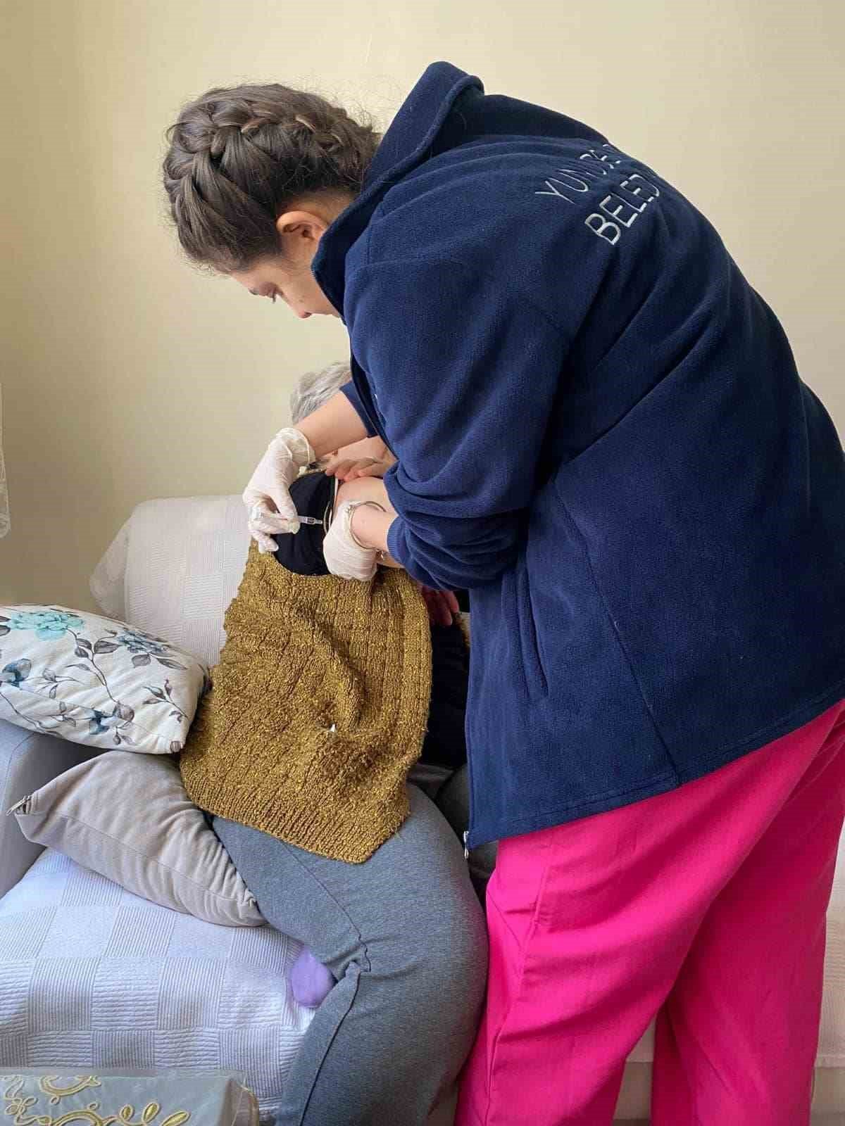 Yunusemre’de evde muayene hizmeti devam ediyor