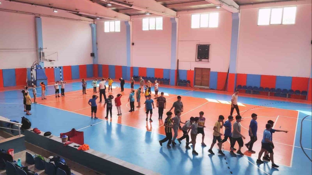 Yunusemre’de hentbola rekor ilgi