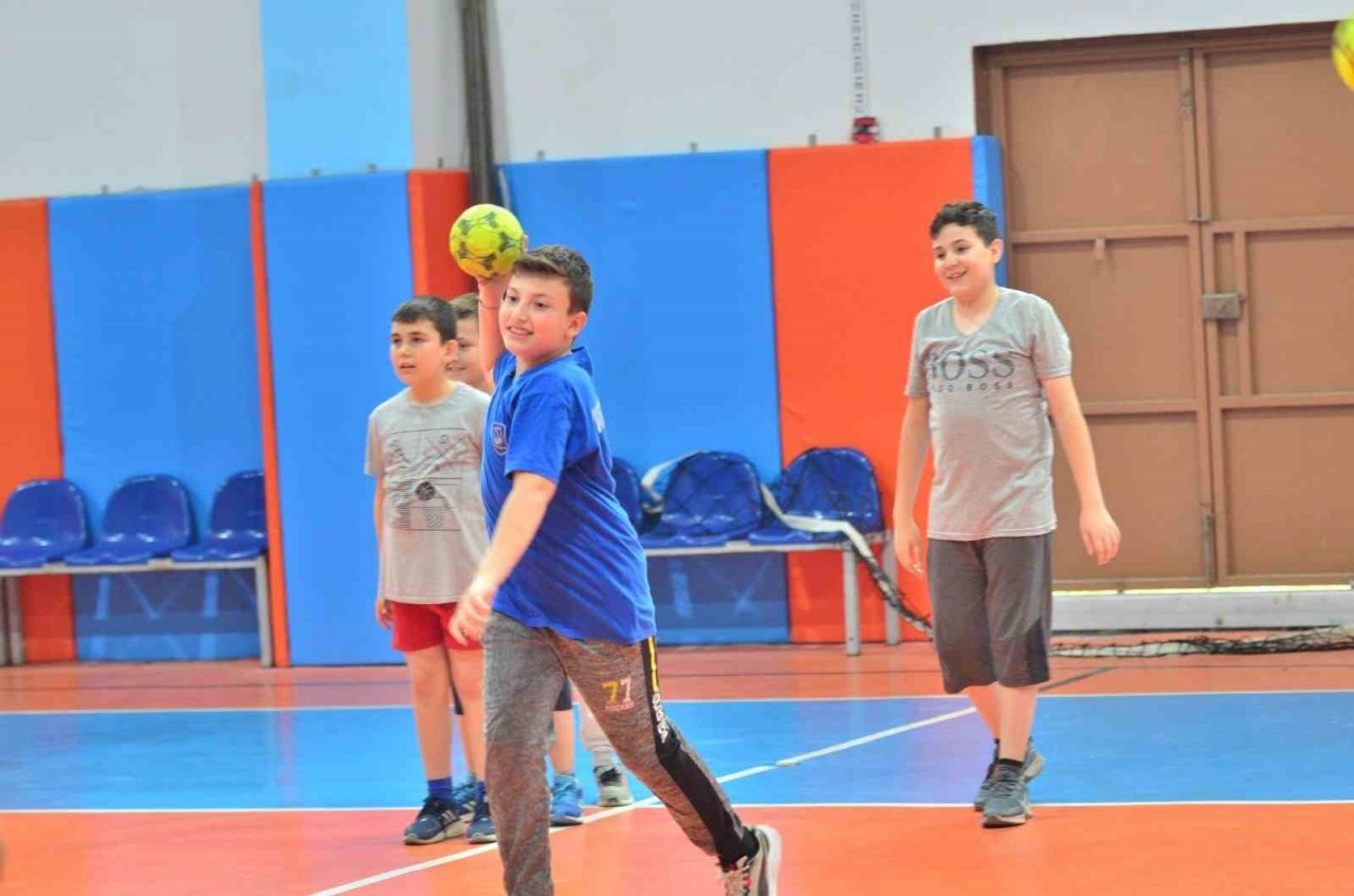 Yunusemre’de hentbola rekor ilgi