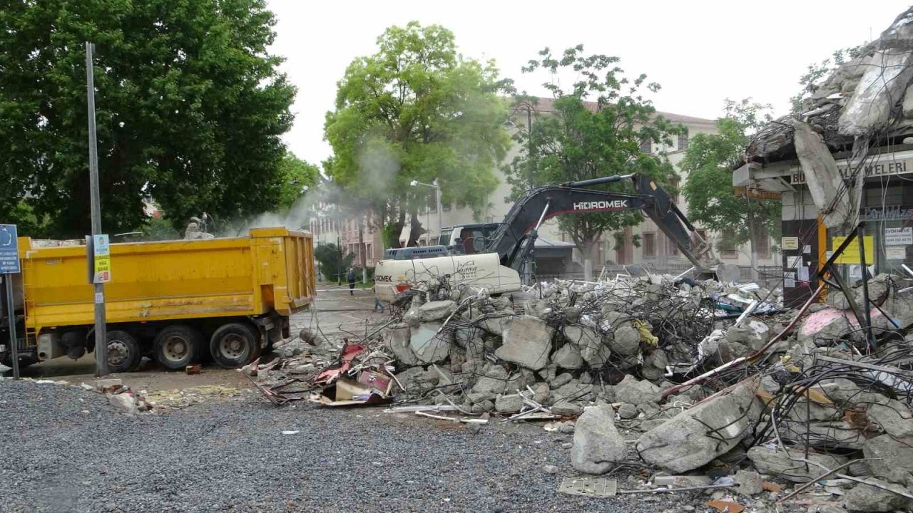 Malatya’da ağır hasarlı binaların yıkımı devam ediyor