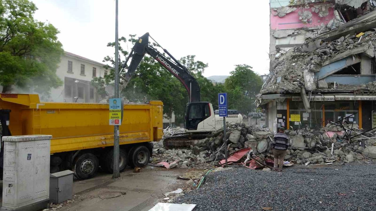 Malatya’da ağır hasarlı binaların yıkımı devam ediyor