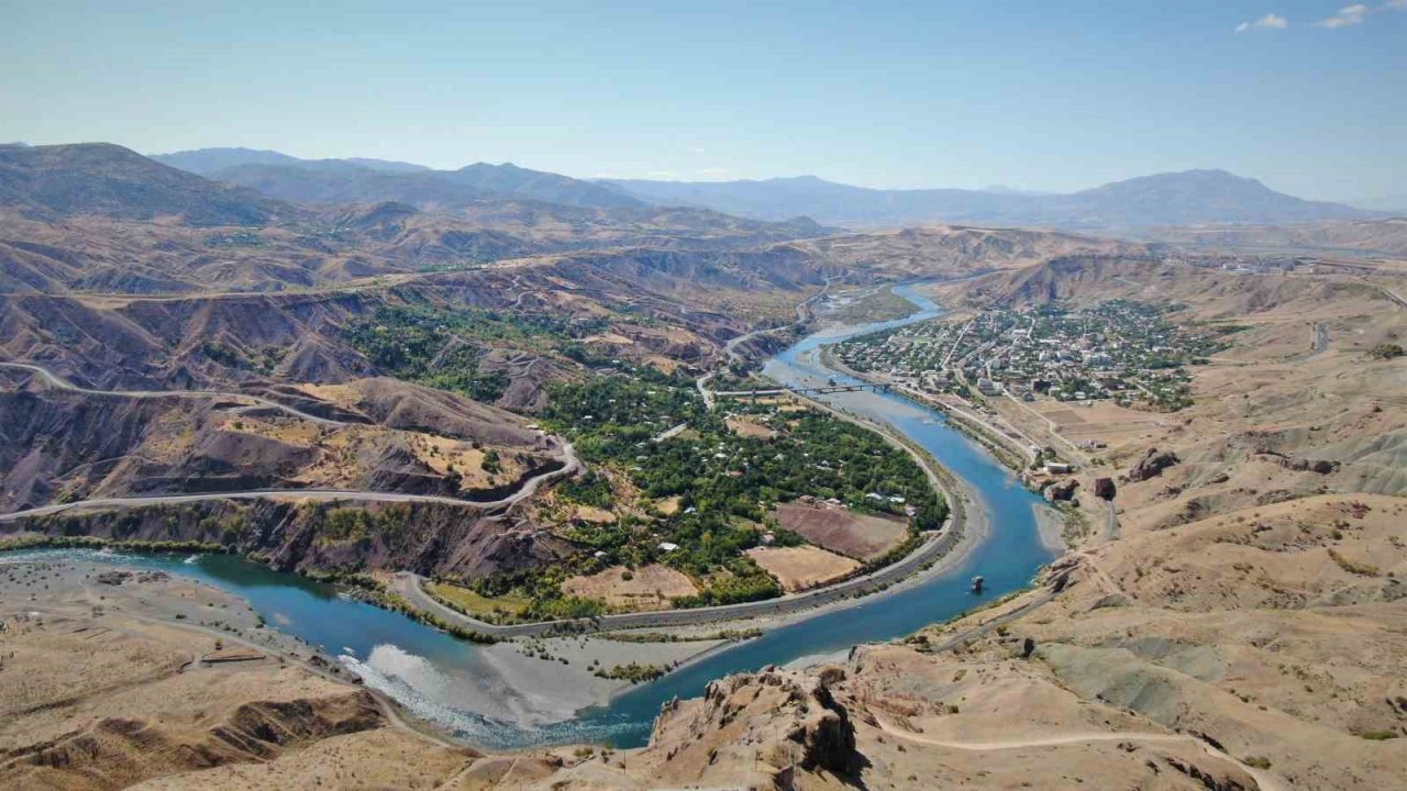 7 bin yıllık tarihi Palu ilçesi, sezonun ilk ziyaretçilerini ağırladı