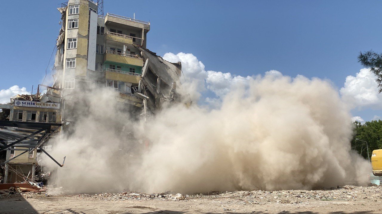 Yıkımı film gibi izlediler